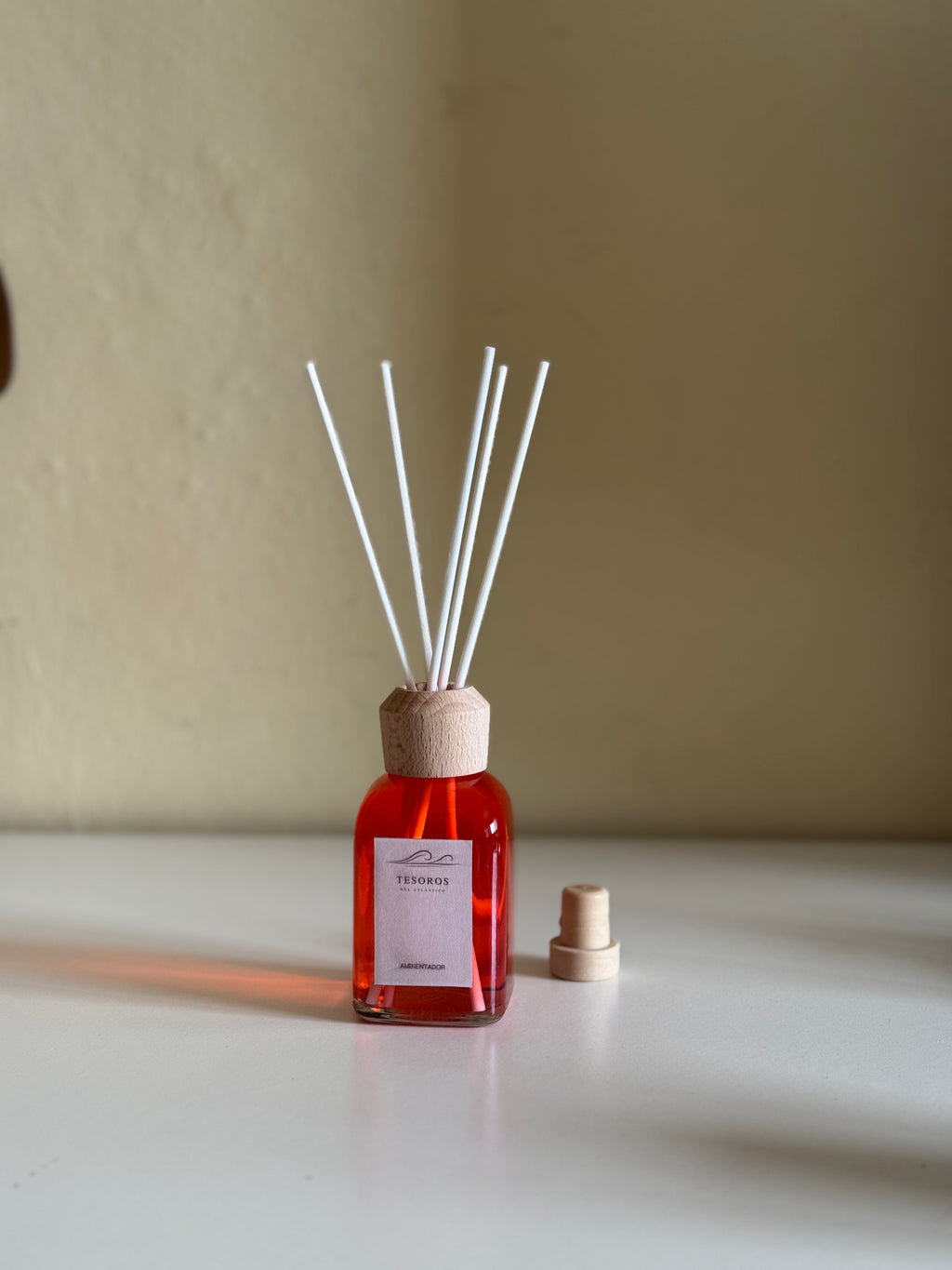 Detalle del mikado ambientador con tapón de madera